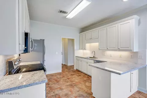 Kitchen - 127 Susan Ln, Brandon, MS 39042 photo 2 of 4