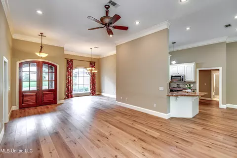 Living - 142 Pine Ridge Cir, Brandon, MS 39047 photo 6 of 7
