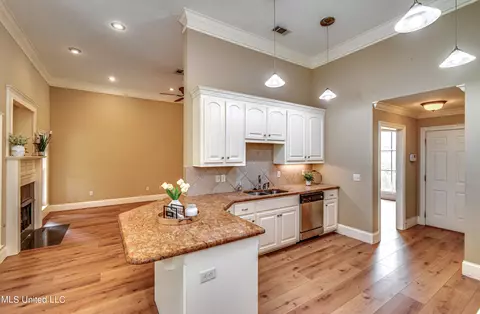 Kitchen - 142 Pine Ridge Cir, Brandon, MS 39047 photo 1 of 6