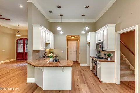 Kitchen - 142 Pine Ridge Cir, Brandon, MS 39047 photo 2 of 6