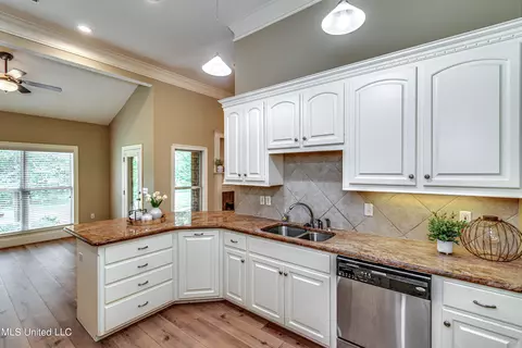 Kitchen - 142 Pine Ridge Cir, Brandon, MS 39047 photo 5 of 6