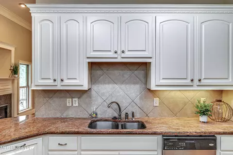 Kitchen - 142 Pine Ridge Cir, Brandon, MS 39047 photo 6 of 6