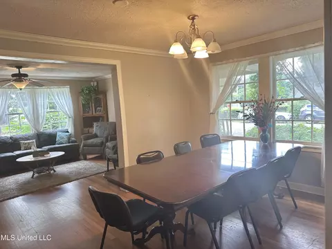 Dining - 301 SE 5th Ave, Magee, MS 39111 photo 2 of 2