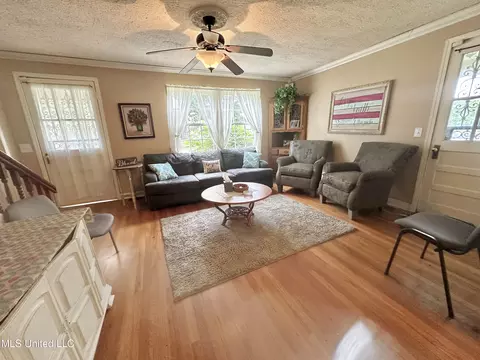 Living - 301 SE 5th Ave, Magee, MS 39111 photo 1 of 3