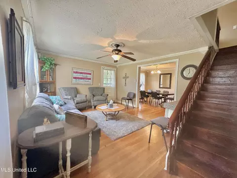 Living - 301 SE 5th Ave, Magee, MS 39111 photo 2 of 3