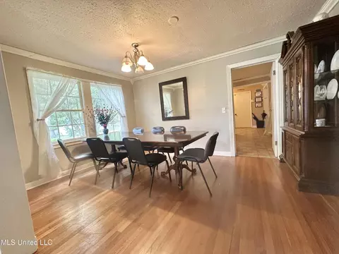 Dining - 301 SE 5th Ave, Magee, MS 39111 photo 1 of 2