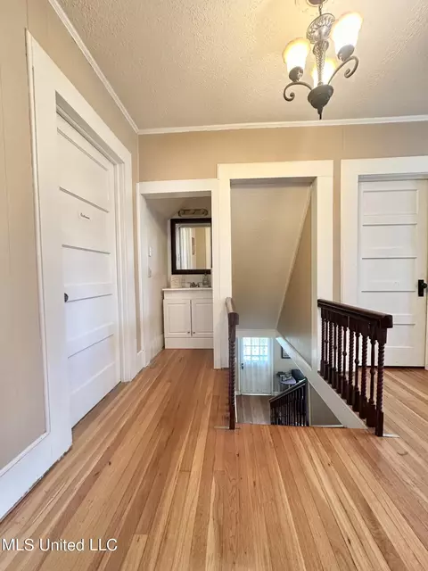 Entry Way - 301 SE 5th Ave, Magee, MS 39111 photo 3 of 4