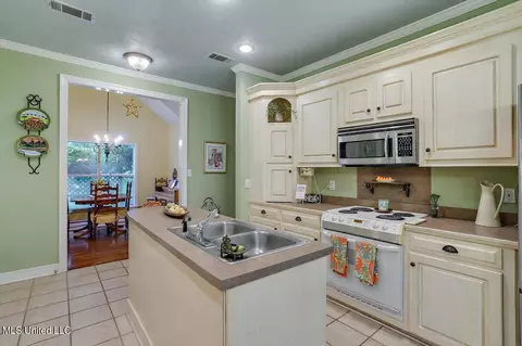 Kitchen - 50 Azalea Pl, Brandon, MS 39047 photo 3 of 4