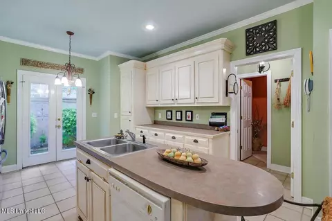 Kitchen - 50 Azalea Pl, Brandon, MS 39047 photo 4 of 4