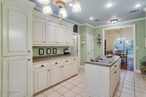 Kitchen - 50 Azalea Pl, Brandon, MS 39047 photo 2 of 4