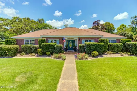 3512 Parliament Dr, Ocean Springs, MS 39564