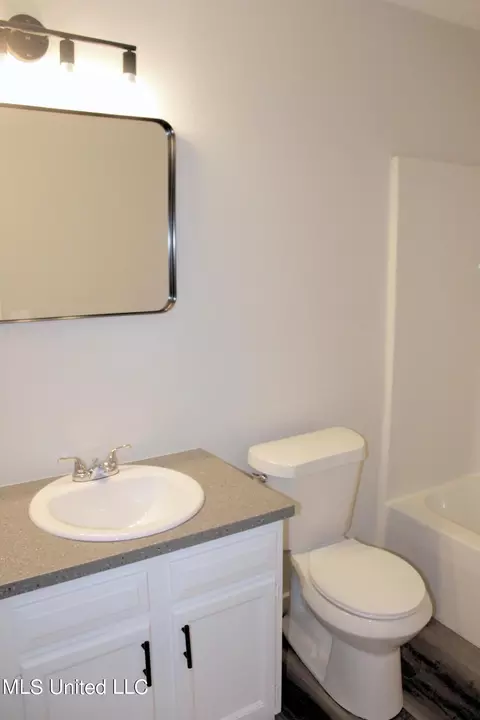 Bath - 2003 Windchase Cir, Brandon, MS 39042 photo 2 of 2