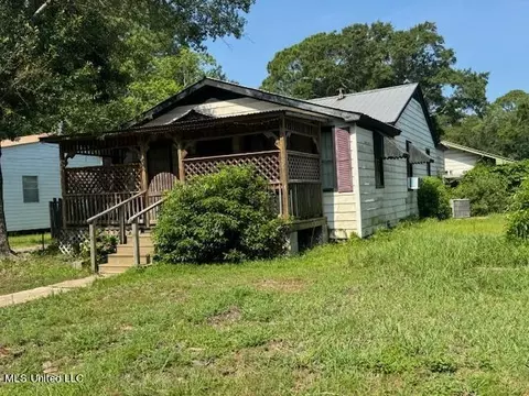 1911 13th St, Pascagoula, MS 39567