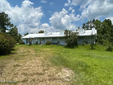 7282 Crazy Horse Dr, Kiln, MS 39556