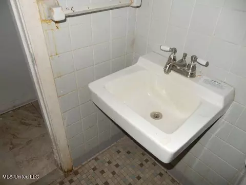 Bath - 926 Branch St, Jackson, MS 39212 photo 3 of 4