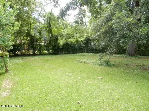 Exterior - 926 Branch St, Jackson, MS 39212 photo 6 of 7