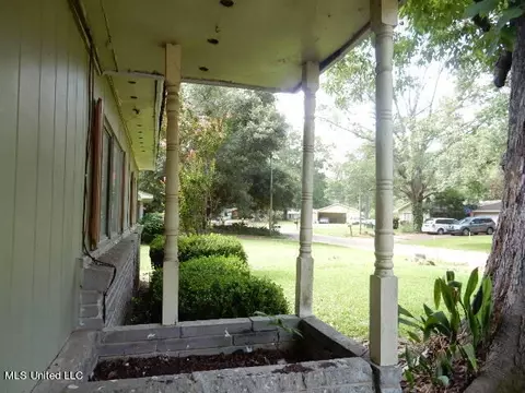 Exterior - 926 Branch St, Jackson, MS 39212 photo 3 of 7