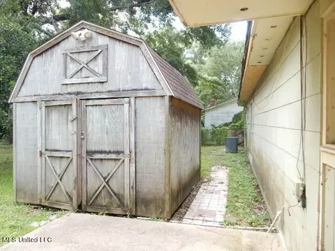 Exterior - 926 Branch St, Jackson, MS 39212 photo 5 of 7
