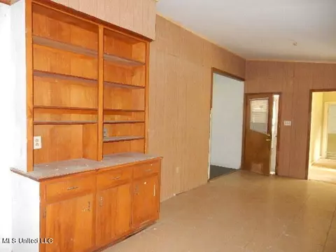 Living - 926 Branch St, Jackson, MS 39212 photo 3 of 3