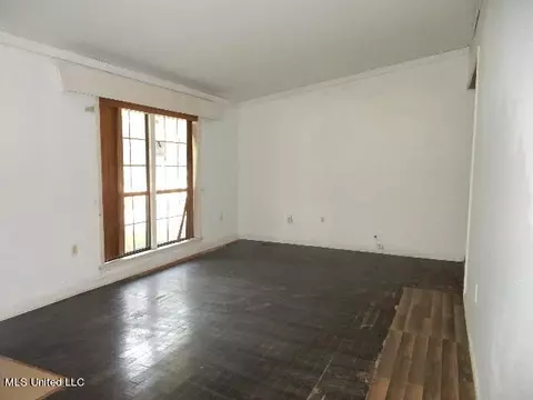 Living - 926 Branch St, Jackson, MS 39212 photo 2 of 3