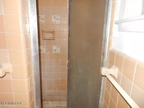 Bath - 926 Branch St, Jackson, MS 39212 photo 2 of 4