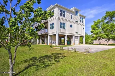 123 Lakewood Dr, Waveland, MS 39576