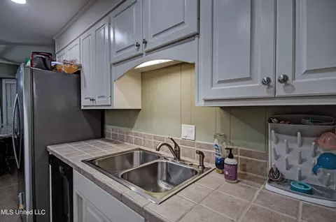 Kitchen - 32 Woodbridge Rd, Brandon, MS 39042 photo 4 of 4