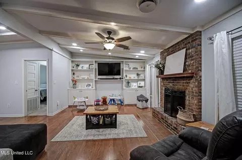 Living - 32 Woodbridge Rd, Brandon, MS 39042 photo 2 of 2