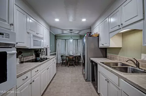 Kitchen - 32 Woodbridge Rd, Brandon, MS 39042 photo 2 of 4