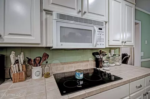 Kitchen - 32 Woodbridge Rd, Brandon, MS 39042 photo 3 of 4