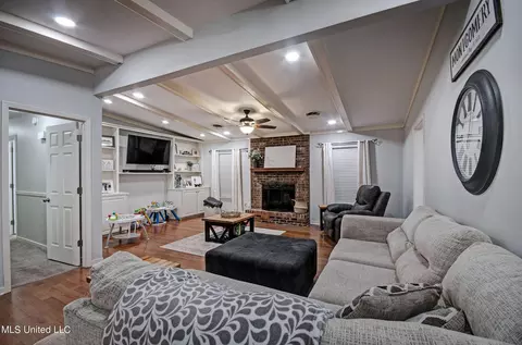 Living - 32 Woodbridge Rd, Brandon, MS 39042 photo 1 of 2