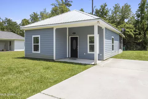 217 Gulfside St, Waveland, MS 39576