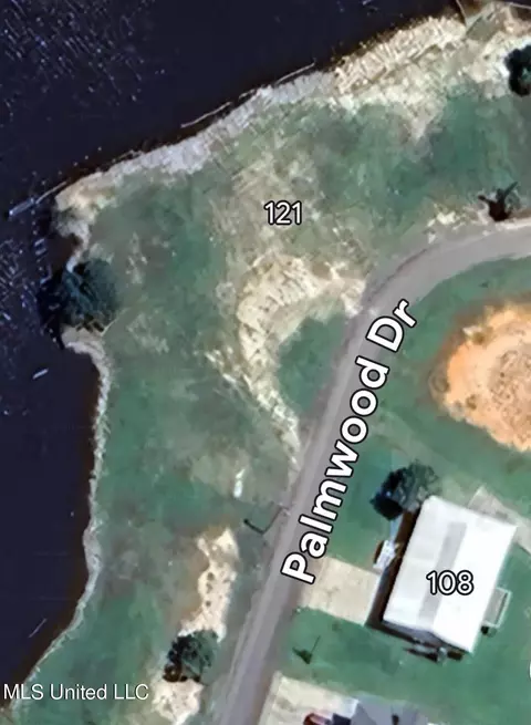 121 Palmwood Dr, Pass Christian, MS 39571