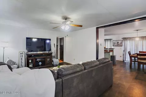 125 Carol Ave, Florence, MS 39073 photo 3