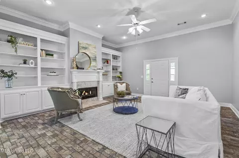 Living - 205 Pecan Cir, Brandon, MS 39042 photo 2 of 2