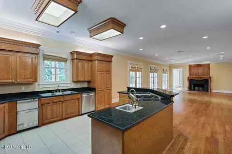 Kitchen - 402 Dogwood Pl, Flowood, MS 39232 photo 3 of 5