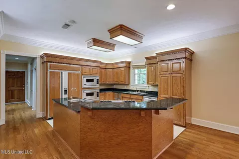 Kitchen - 402 Dogwood Pl, Flowood, MS 39232 photo 2 of 5