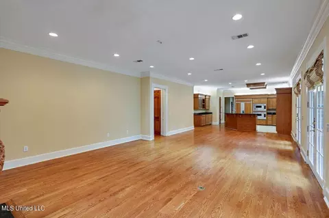 Living - 402 Dogwood Pl, Flowood, MS 39232 photo 6 of 9