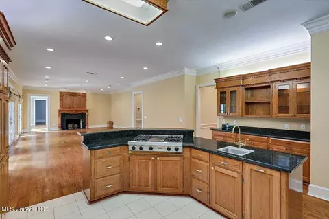 Kitchen - 402 Dogwood Pl, Flowood, MS 39232 photo 4 of 5