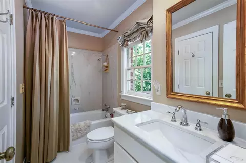 Bath - 2124 Eastover Dr, Jackson, MS 39211 photo 5 of 6
