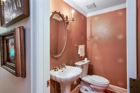 Bath - 2124 Eastover Dr, Jackson, MS 39211 photo 3 of 6