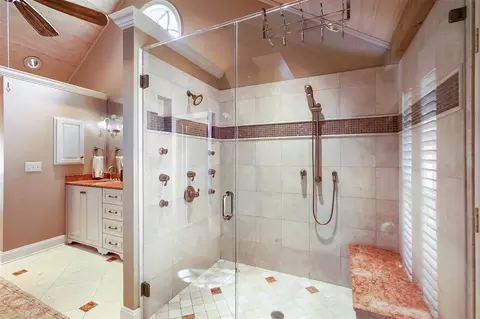 Bath - 2124 Eastover Dr, Jackson, MS 39211 photo 2 of 6