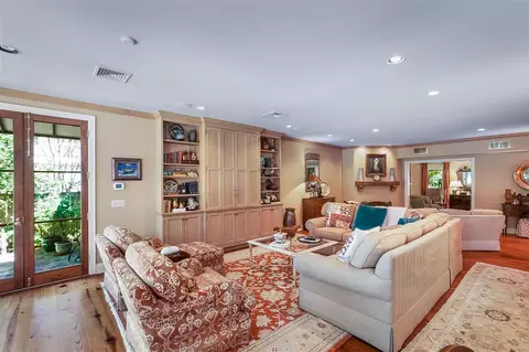 Living - 2124 Eastover Dr, Jackson, MS 39211 photo 2 of 7