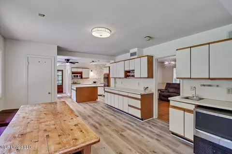 Kitchen - 5519 Ridgewood Rd, Jackson, MS 39211 photo 5 of 6