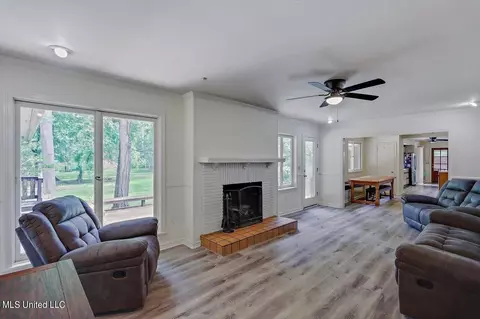 Living - 5519 Ridgewood Rd, Jackson, MS 39211 photo 1 of 5