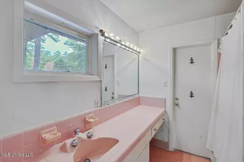 Bath - 5519 Ridgewood Rd, Jackson, MS 39211 photo 1 of 5