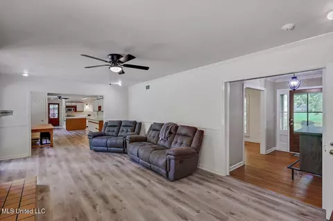 Living - 5519 Ridgewood Rd, Jackson, MS 39211 photo 2 of 5