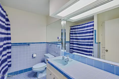 Bath - 5519 Ridgewood Rd, Jackson, MS 39211 photo 4 of 5