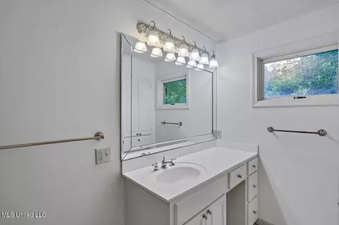Bath - 5519 Ridgewood Rd, Jackson, MS 39211 photo 2 of 5