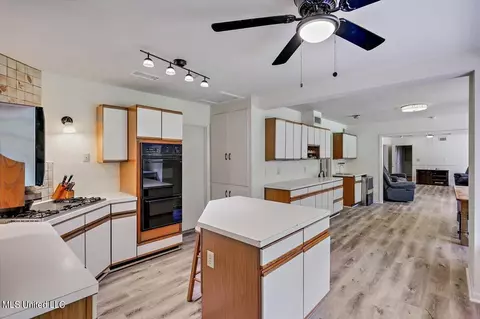 Kitchen - 5519 Ridgewood Rd, Jackson, MS 39211 photo 4 of 6